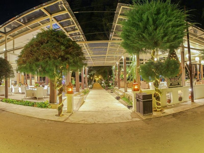 Jambuluwuk Oceano Resort Gili Trawangan