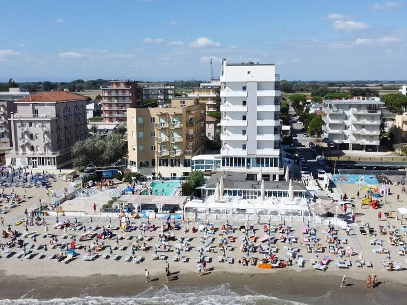 Club Hotel Bikini & Tropicana