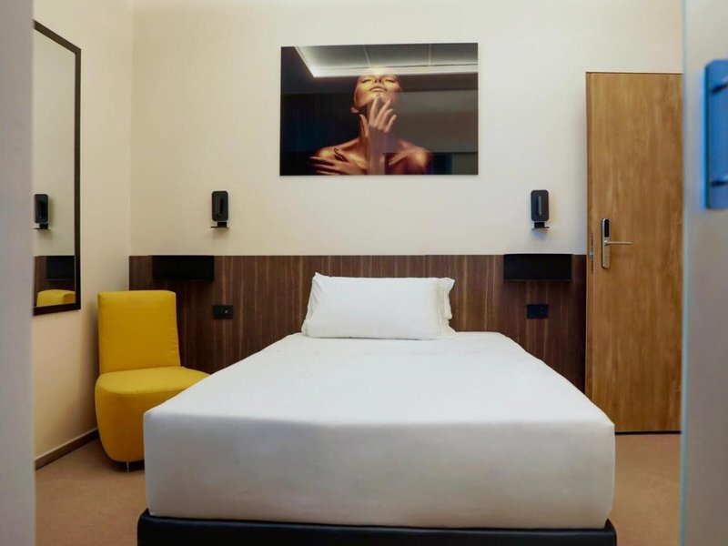 Revolution Hotel