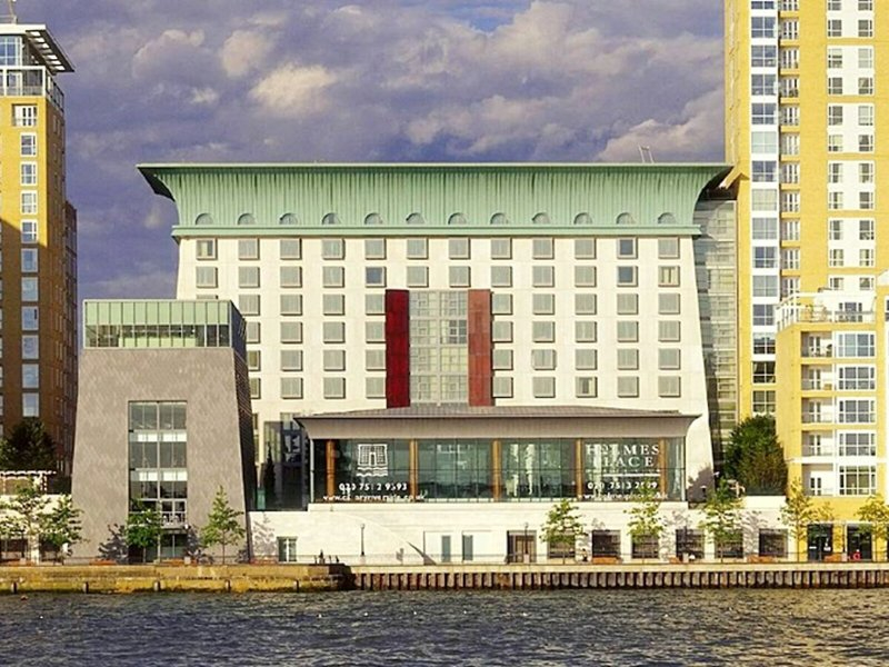 Canary Riverside Plaza Hotel